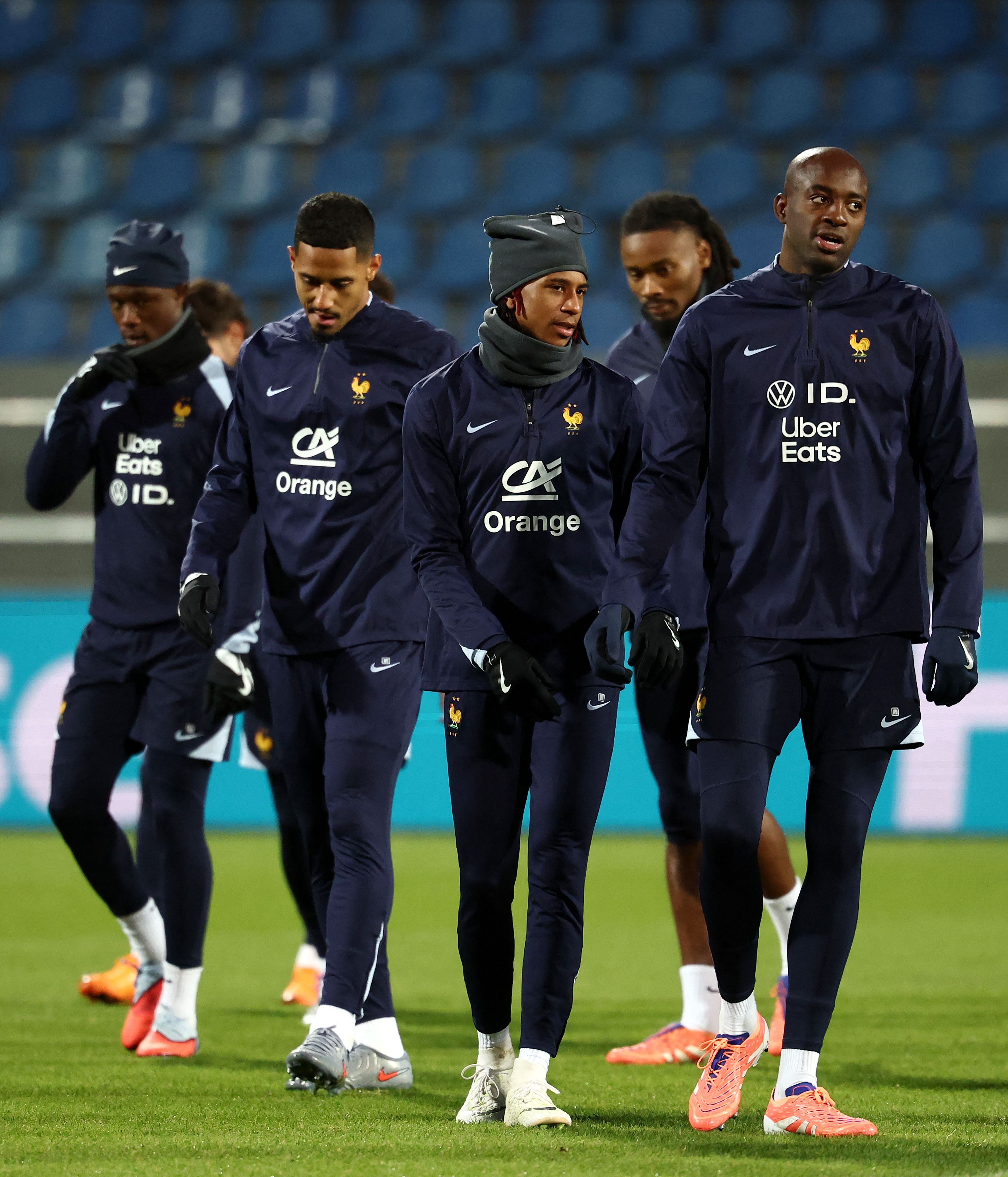 NG体育-清晨体能课后，葡萄牙体育外线爆发备战法国杯，媒体盛赞，轮换策略成焦点(体育运动实况足球)